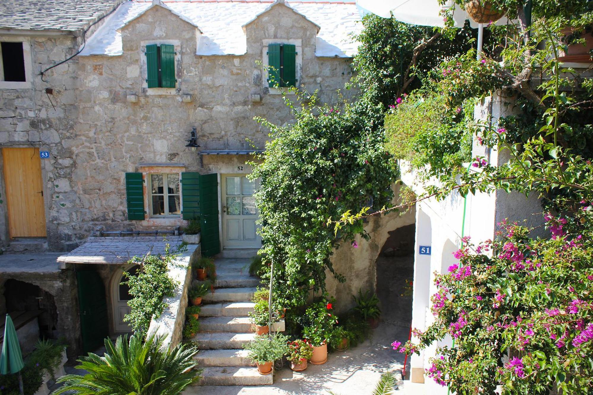 Bratus Villa *