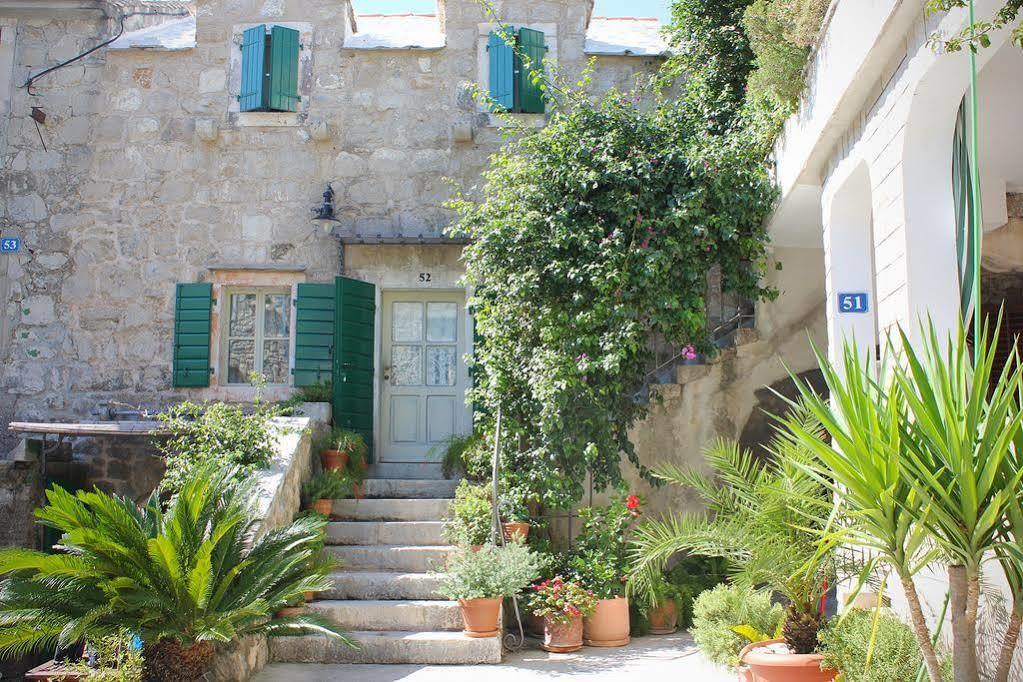 Bratus Villa